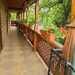 Отель гуцульська хата Яремча